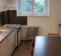 Prenájom 1-izbového zariadeného bytu, 43 m² – Šancová - Kuchyňa v 1-izbovom byte s plynovým sporákom a mikrovlnkou na tmavej linke.