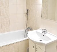Prenájom 1-izbového zariadeného bytu, 43 m² – Šancová - Kúpeľňa v 1-izbovom byte s vaňou, umývadlovou skrinkou a zelenými obkladmi.
