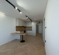 PRIPRAVUJEME: 4 izb. novorekonštruovaný byt, Košice - Terasa, Obrody - Izba s podlahou s dreveným dekorom, kuchynským kútom a osvetlením, 4-izbový byt.