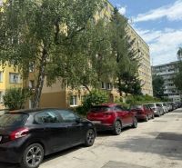 PRIPRAVUJEME: 4 izb. novorekonštruovaný byt, Košice - Terasa, Obrody - Pohľad na ulicu Obrody v Košiciach - meste Západ s parkovanými autami pri 4-izbovom byte.