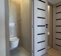 PRIPRAVUJEME: 4 izb. novorekonštruovaný byt, Košice - Terasa, Obrody - Interiér 4-izbového bytu s podlahou s dreveným dekorom a toaletnou miestnosťou.