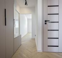 PRIPRAVUJEME: 4 izb. novorekonštruovaný byt, Košice - Terasa, Obrody - Chodba v 4-izbovom byte s podlahou a bielymi dverami.