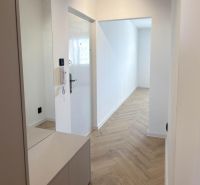 PRIPRAVUJEME: 4 izb. novorekonštruovaný byt, Košice - Terasa, Obrody - Chodba so zrkadlom a podlahou s dreveným dekorom v 4-izbovom byte.