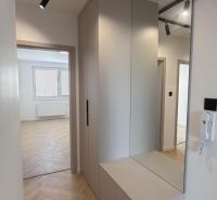 PRIPRAVUJEME: 4 izb. novorekonštruovaný byt, Košice - Terasa, Obrody - Chodba v 4-izbovom byte s integrovaným úložným priestorom a podlahou s dreveným dekorom.
