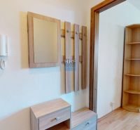 Na prenájom zariadená garsónka s balkónom v Holíči - V garsónke je predsieň s vešiakovým panelom a komodou, podlaha s dreveným dekorom.