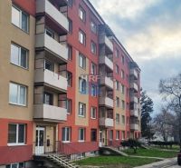 Na prenájom zariadená garsónka s balkónom v Holíči - Bytový dom so schodiskom a balkónmi, s parkovaním pred budovou, výhľad na Garsónka.