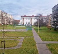 Na prenájom zariadená garsónka s balkónom v Holíči - Panelové bytovky obklopujú trávnatú plochu s chodníkmi a Garsónka.