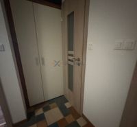 2 iz apartmán v príjemnej lokalite  - Chodba v 2-izbovom byte s podlahou s dreveným dekorom a vstavanou skriňou.