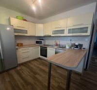 2 iz apartmán v príjemnej lokalite  - Kuchyňa so svetlými skrinkami a podlahou s dreveným dekorom v 2-izbovom byte.