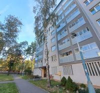 Prenájom kompletne zrekonštruovaného 2-izbového bytu s balkónom - Bytový dom na Štúrovej ulici v Poprade obklopený stromami pri 2-izbovom byte.