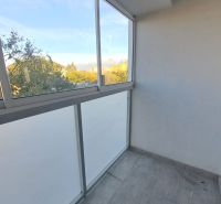 Prenájom kompletne zrekonštruovaného 2-izbového bytu s balkónom - Zasklený balkón 2-izbového bytu s výhľadom na lesy v Poprade na Štúrovej ulici.