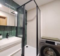Prenájom kompletne zrekonštruovaného 2-izbového bytu s balkónom - Kúpeľňa 2-izbového bytu s moderným sprchovacím kútom, práčkou a zeleným obkladom.