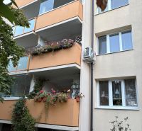 3-izbový byt v centre Pezinka, balkón, výťah, pivnica, komora - Bytový dom s balkónmi plnými kvetov na ulici Za hradbami v Pezinku.