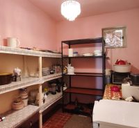MIMORIADNE ZNÍŽENÁ CENA! Priestranný 6-izbový RD, Nenince, V. Krtíš. - Komora v rodinnom dome s regálmi na potraviny a príslušenstvo.