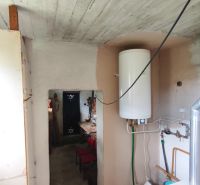 MIMORIADNE ZNÍŽENÁ CENA! Priestranný 6-izbový RD, Nenince, V. Krtíš. - Kúpeľňa v Rodinnom dome s bojlerom a kotolňou, dlažba na podlahe.