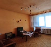MIMORIADNE ZNÍŽENÁ CENA! Priestranný 6-izbový RD, Nenince, V. Krtíš. - Obývacia izba v rodinnom dome s oranžovými stenami a vintage nábytkom.