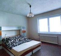 MIMORIADNE ZNÍŽENÁ CENA! Priestranný 6-izbový RD, Nenince, V. Krtíš. - Spálňa v rodinnom dome s posteľou, poličkami a veľkým oknom.