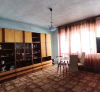 MIMORIADNE ZNÍŽENÁ CENA! Priestranný 6-izbový RD, Nenince, V. Krtíš. - Obývacia izba v rodinnom dome s vitrínou, jedálenským stolom a televíziou.
