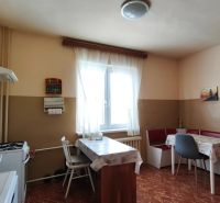MIMORIADNE ZNÍŽENÁ CENA! Priestranný 6-izbový RD, Nenince, V. Krtíš. - Kuchyňa v rodinnom dome s jedálenským kútom a podlahou s dreveným dekorom.
