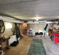 MIMORIADNE ZNÍŽENÁ CENA! Priestranný 6-izbový RD, Nenince, V. Krtíš. - Pivnica rodinného domu v Neninciach s úložným priestorom, náradím a organizovanými potrebami.