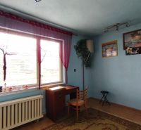 MIMORIADNE ZNÍŽENÁ CENA! Priestranný 6-izbový RD, Nenince, V. Krtíš. - Modrá miestnosť s oknom, stolom a stoličkou v rodinnom dome.