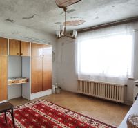 MIMORIADNE ZNÍŽENÁ CENA! Priestranný 6-izbový RD, Nenince, V. Krtíš. - Interiér rodinného domu s retro nábytkom, červeným kobercom a veľkým oknom.