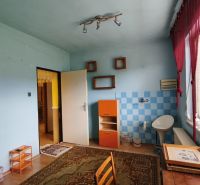 MIMORIADNE ZNÍŽENÁ CENA! Priestranný 6-izbový RD, Nenince, V. Krtíš. - Izba v rodinnom dome s kachličkami, podlahou s dreveným dekorom a veľkým oknom.