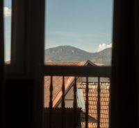 Penzión pri Bešeňovej – podnikateľská príležitosť v srdci Liptova - Výhľad z okna na strechy a pohorie v Liptovskom Michali, Hotely a penzióny.
