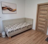 REZERVOVANÉ: 3 izbový byt + 2x balkón, komplet.rekonštr. - KOMÁRNO - Izba v 3-izbovom byte s podlahou s dreveným dekorom, pohovkou a kancelárskou stoličkou.