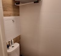 REZERVOVANÉ: 3 izbový byt + 2x balkón, komplet.rekonštr. - KOMÁRNO - Toaleta s podlahou s dreveným dekorom v 3-izbovom byte.