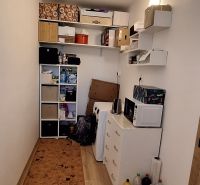 REZERVOVANÉ: 3 izbový byt + 2x balkón, komplet.rekonštr. - KOMÁRNO - Kompaktná komora s regálmi, skriňou a podlahou s dreveným dekorom v 3-izbovom byte.