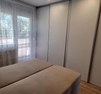 REZERVOVANÉ: 3 izbový byt + 2x balkón, komplet.rekonštr. - KOMÁRNO - Spálňa v 3-izbovom byte s veľkou šatníkovou skriňou a oknom so záclonami.