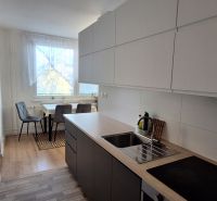 REZERVOVANÉ: 3 izbový byt + 2x balkón, komplet.rekonštr. - KOMÁRNO - Kuchyňa v 3-izbovom byte, s podlahou s dreveným dekorom a jedálenským kútom.