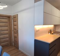 REZERVOVANÉ: 3 izbový byt + 2x balkón, komplet.rekonštr. - KOMÁRNO - Kuchyňa v 3-izbovom byte s podlahou s dreveným dekorom a moderným osvetlením.