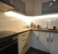 3-IZBOVÝ TEHLOVÝ BYT V DUBNICI NAD VÁHOM | 68 m² | BALKÓN | VLASTNÉ KÚ - Kuchyňa v 3-izbovom byte s lineárnou linkou a podlahou s dreveným dekorom.