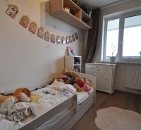 3-IZBOVÝ TEHLOVÝ BYT V DUBNICI NAD VÁHOM | 68 m² | BALKÓN | VLASTNÉ KÚ - Detská izba v 3-izbovom byte s podlahou s dreveným dekorom a oknom.
