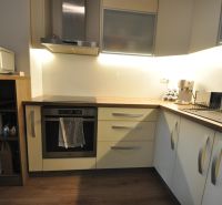 3-IZBOVÝ TEHLOVÝ BYT V DUBNICI NAD VÁHOM | 68 m² | BALKÓN | VLASTNÉ KÚ - Kuchyňa v 3-izbovom byte s podlahou s dreveným dekorom a modernou linkou.