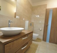 3-IZBOVÝ TEHLOVÝ BYT V DUBNICI NAD VÁHOM | 68 m² | BALKÓN | VLASTNÉ KÚ - Kúpeľňa v 3-izbovom byte s umývadlom, podlahou s dreveným dekorom a toaletou.