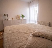 Krásny a priestranný dom v obci Majcichov - Spálňa s bielym nábytkom a dekoratívnymi doplnkami v rodinnom dome.