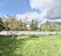 Predaj slnečného pozemku s rybníkom a výhľadmi v obci Oščadnica - Záhrada s trávou a stromom v Oščadnici na ulici Košariská (Pozemky - bývanie).