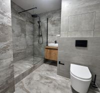 3- izbový byt na Vajanského ulici v Trnave !! 2 terasy !! - Kúpeľňa v 3-izbovom byte s moderným sprchovacím kútom a elegantnými obkladmi.