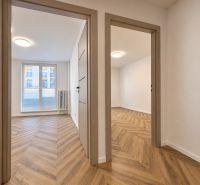 3- izbový byt na Vajanského ulici v Trnave !! 2 terasy !! - Interiér 3-izbového bytu s podlahou s dreveným dekorom a dostatkom denného svetla.