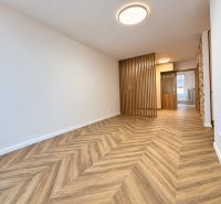 3- izbový byt na Vajanského ulici v Trnave !! 2 terasy !! - Interiér 3-izbového bytu s podlahou s dreveným dekorom a drevenými priečkami.