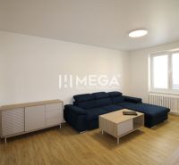 NA PRENÁJOM -  Zariadený 2 izbový byt s balkónom, Dobrianského, Humenn - Obývačka v 2-izbovom byte so sedačkou, komodou a podlahou s dreveným dekorom.