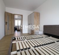 NA PRENÁJOM -  Zariadený 2 izbový byt s balkónom, Dobrianského, Humenn - Spálňa v 2-izbovom byte s podlahou s dreveným dekorom a jednoduchým zariadením.