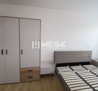 NA PRENÁJOM -  Zariadený 2 izbový byt s balkónom, Dobrianského, Humenn - Spálňa v 2-izbovom byte s posteľou, nočnými stolíkmi a skriňou na podlahe s dreveným dekorom.