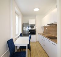 NA PRENÁJOM -  Zariadený 2 izbový byt s balkónom, Dobrianského, Humenn - Kuchyňa s bielymi skrinkami a podlahou s dreveným dekorom v 2-izbovom byte.