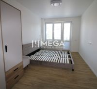 NA PRENÁJOM -  Zariadený 2 izbový byt s balkónom, Dobrianského, Humenn - Svetlá spálňa v 2-izbovom byte s podlahou s dreveným dekorom a veľkým oknom.