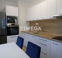 NA PRENÁJOM -  Zariadený 2 izbový byt s balkónom, Dobrianského, Humenn - Moderná kuchyňa s bielym nábytkom a podlahou s dreveným dekorom v 2-izbovom byte.