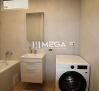 NA PRENÁJOM -  Zariadený 2 izbový byt s balkónom, Dobrianského, Humenn - Kúpeľňa v 2-izbovom byte s vaňou, práčkou a podlahou s dreveným dekorom.